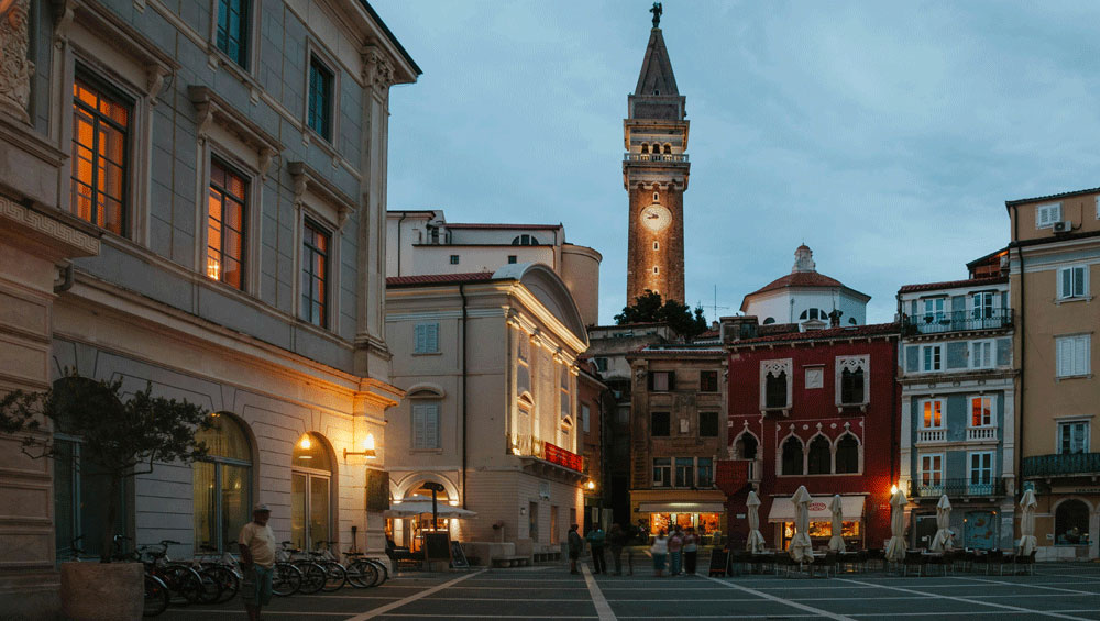 Discover the vibrant nightlife at Park Square
